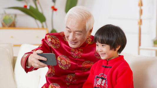 红火过年新春过年长辈带孩子给亲朋好友视频电话视频