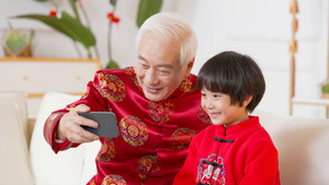 红火过年新春过年长辈带孩子给亲朋好友视频电话23秒视频