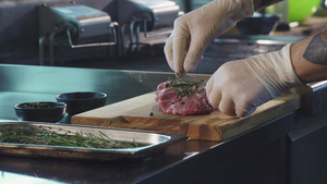 专业厨师在烹饪前增加猪肉香料8秒视频