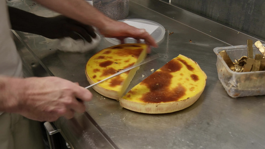 准备蛋糕的专业糕饼手烹饪视频