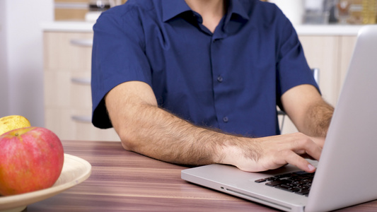 在计算机键盘上打字的男性手视频
