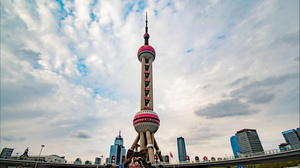 8k上海地标东方明珠云层流动仰视城市拍摄延时摄影22秒视频