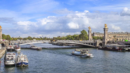 巴黎塞纳河上亚历山大三世大桥城市风光延时视频视频