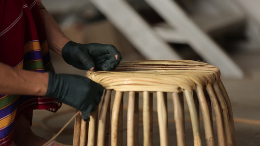 少数民族制作传统编织鼓凳视频