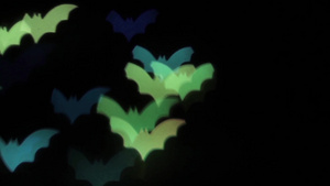 黑背景的蝙蝠从左向右运动15秒视频