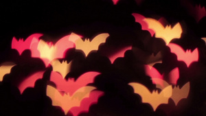 在黑色背景上运动的多色蝙蝠外观12秒视频