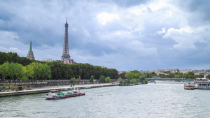 巴黎塞纳河与埃菲尔铁塔城市风光延时视频8秒视频
