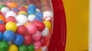 美国经典自动售货机中的彩色口香糖多色泡泡糖投币式复古9秒视频