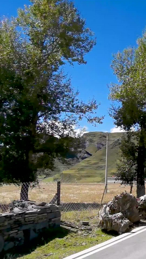 自驾游行驶在川藏线美景如画的公路上第一驾驶视角34秒视频