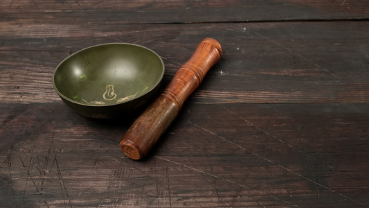 褐色木制桌用于冥想和替代药物的用具并配有木棍子的铜视频