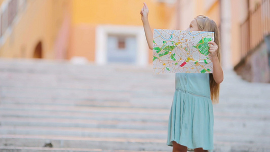 有旅游地图的可爱的小女孩快乐的在罗马街道视频
