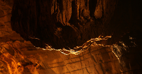 漆黑的岩石洞穴视频