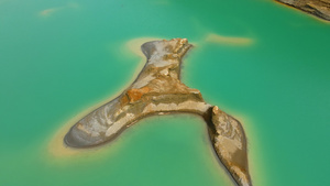 在化学湖中央的一个沙岛上空飞行12秒视频