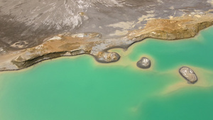 飞越一个带绿松石水的化学湖15秒视频