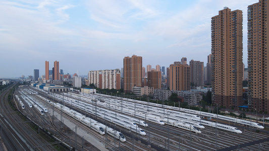 航拍城市武汉高铁车站排列整齐的高铁动车列车组4k素材视频