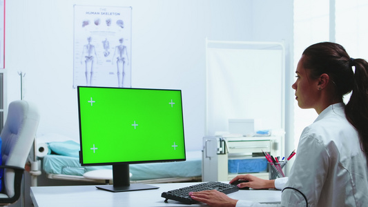 使用带有绿色屏幕显示的计算机的医生视频