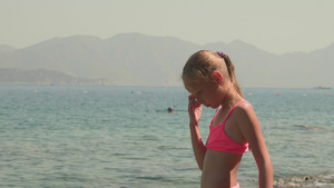 可爱的小女孩看着海水在夏天思考在夏日12秒视频