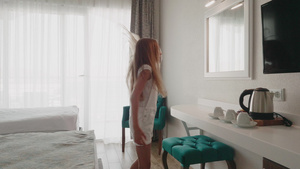 长头发的可爱女孩在卧室看镜子30秒视频