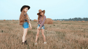 两个穿着帽子的可爱女孩一起在野外装扮9秒视频