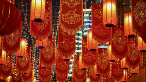 4k新年过节城市街道装饰着传统的红色灯笼喜庆氛围24秒视频