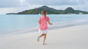 海滩上可爱的小女孩在卡比巴岛玩得开心慢动作14秒视频