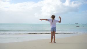 小女孩在卡利比岛海滩上16秒视频