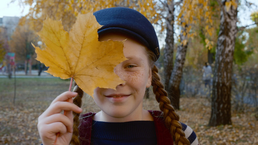 可爱的小孩拿着木叶笑着看镜头视频