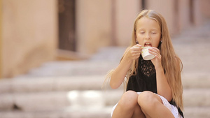 在欧洲城市吃冰淇淋的可爱少年16秒视频