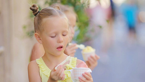 可爱的小女孩在夏天在户外吃冰淇淋18秒视频