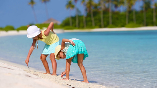 热带度假期间在白沙滩的可爱小姑娘们视频