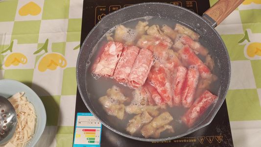 汆烫肥牛牛肉焯水做饭去血沫飞水视频