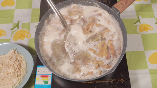 汆烫肥牛牛肉焯水做饭去血沫飞水视频