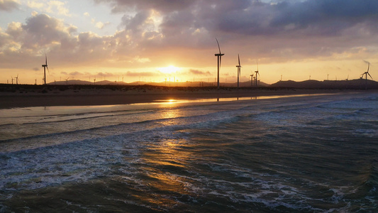 航拍海边金色夕阳海上风电视频