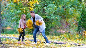 可爱的小女孩和快乐的父亲与母亲在户外秋季公园享受秋日26秒视频