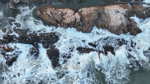 慢镜头升格拍摄青岛海景礁石海浪海景4k素材59秒视频