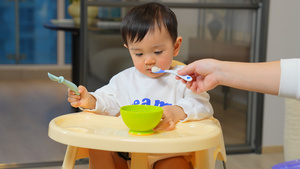 奶爸给宝宝喂辅食43秒视频