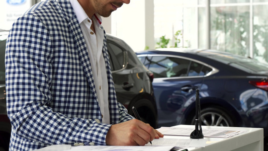 买主在购买汽车时签署文件的签名视频