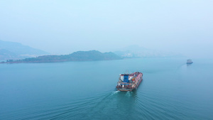 4K航拍长江中石油能源轮船向前行驶长江经济带32秒视频