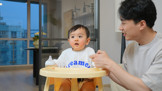 奶爸在家带娃喂奶视频