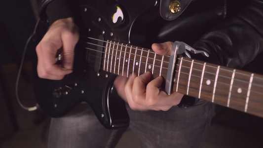 音乐会或室内试演时带黑色乐器的吉他手视频