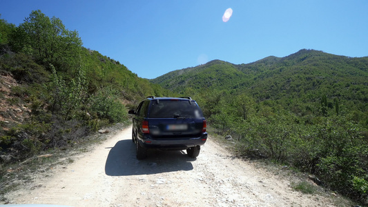 之后一辆吉普车在一条高山公路上越野行驶风景华丽视频