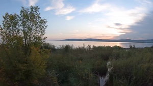 从火车上看湖边巴拉顿附近美丽的宿居风景15秒视频