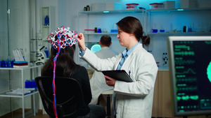 给女性病人用脑波扫描仪的医生29秒视频
