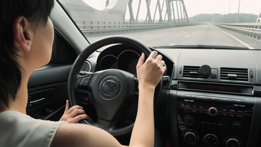 一个女孩在高速高速公路上驾驶一辆汽车视频
