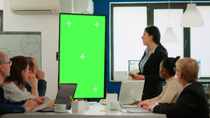 公司员工在给大家开会年终总结汇报视频会议绿幕19秒视频