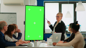 公司员工在给大家开会年终总结汇报视频会议绿幕14秒视频
