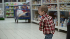 儿童在商店购买婴儿食品15秒视频