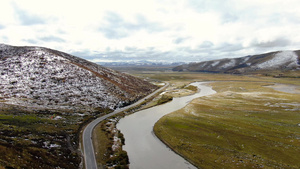 草原上蜿蜒的河流与公路航拍视频57秒视频