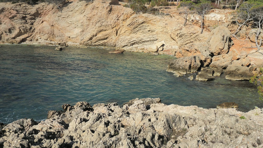 岩石海岸有吸引力的远足小径地区尖利岩石和海浪的美丽视频