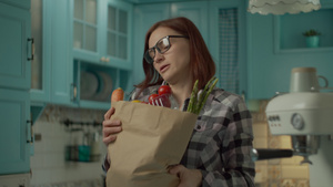 戴眼镜的年轻女性拿着装着新鲜食物的纸袋18秒视频